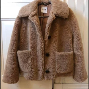 Zara Teddy jacka - Beige zara jacka i Teddy i storlek XS , fint skick då den inte är använd mycket! 