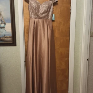 Oanvänd Balklänning storlek S  - Jag säljer min jätte vackra oanvända balklänning som köptes för 1690 kr inför studentbalen förra året. Läget blev som det blev och nu har jag tyvärr växt ur den. Klänningen har en underkjol på insidan och integrerad bh. Hörn av er för frågor och bilder 😊❤