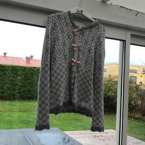 Odd Molly kofta  - Kofta från odd Molly med Luva. Använd fåtalet gånger men sitter jättefint med rosetter fram. 