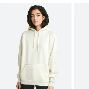 BIKBOK HOODIE - hoodie från BIKBOK i storlek XS! Köpte i somras men har aldrig kommit till användning, superbra skick!💗Nypris 300kr, säljer för 99kr+frakt!