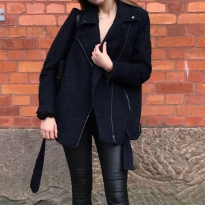 Vinterjacka - Stilren mörkblå jacka från Lindex.✨ Perfekt nu till höst och vinter eftersom den är 45% ull och 55% polyester. Silvriga detaljer och band/skärp runt nedre delen. Två fickor. ☺️