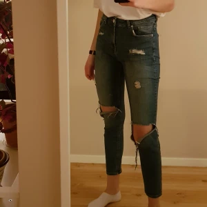 jeans - snygga jeans, tyvärr lite korta på mig som är 177. Ett av hålen har blivit lite större, men annars är de i bra skick. säljs då de aldrig kommer till användning. köparen står för frakt💞💞
