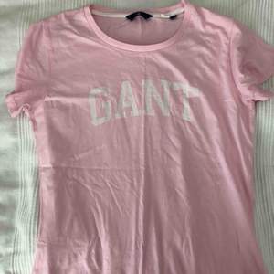 rosa gant t-shirt med vitt tryck i bra skick och använd fåtal gånger, säljer nu då det inte är min stil längre.