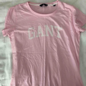  - rosa gant t-shirt med vitt tryck i bra skick och använd fåtal gånger, säljer nu då det inte är min stil längre.