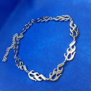  - Halsband FLAMMOR! Material: alloy(legering). Märke: Lila Rosé Original-InköpsMärke: 0 international trade store Frakt: 18:-