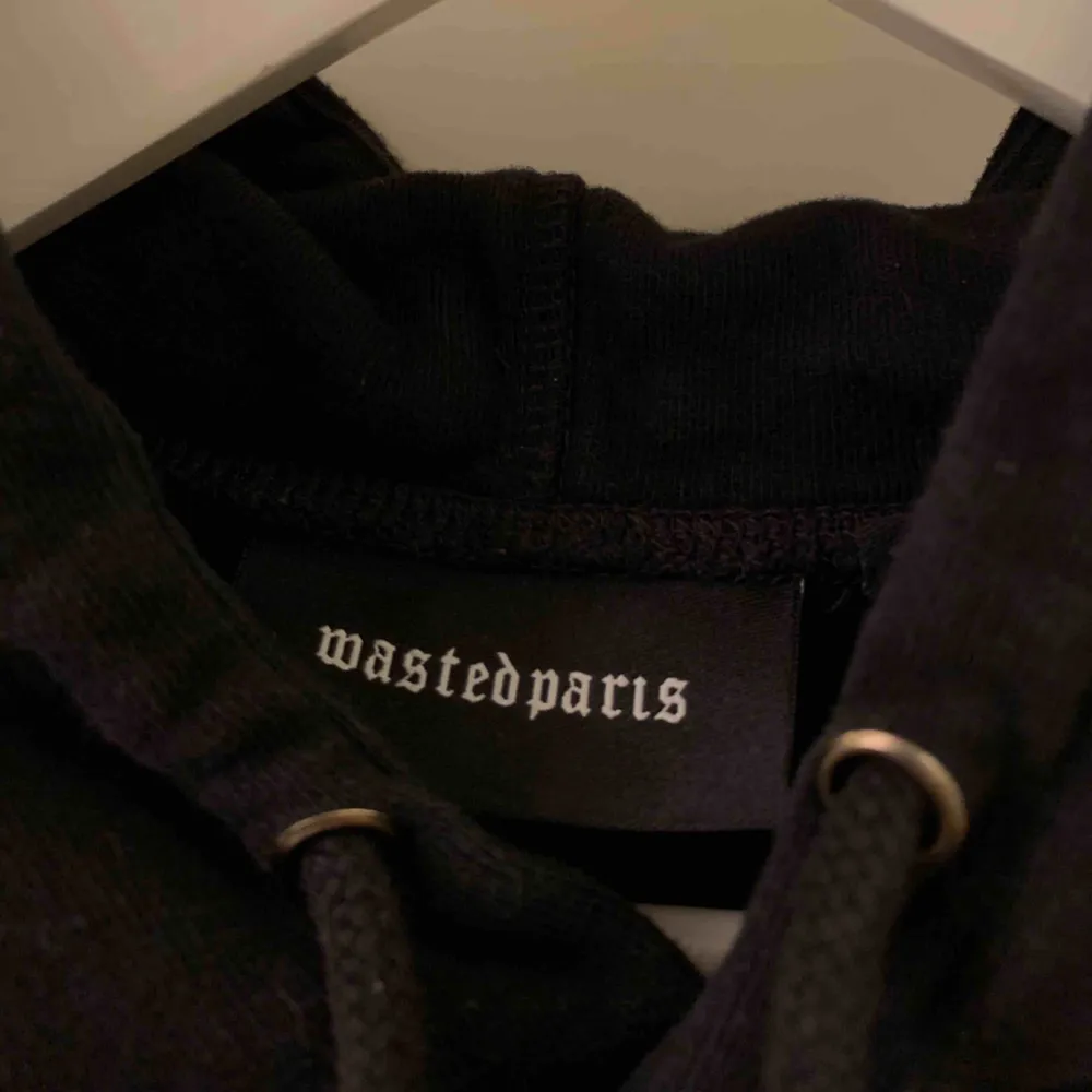 Wasted Paris hoodie i storlek L men har krympt i tvätten så passar som en S, Även texten på framsidan har crackat lite efter tvätten, frakt ingår i priset . Hoodies.