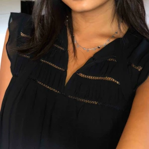  - Söt blus från Zara, använd Max 3 gånger. (Frakt tillkommer)