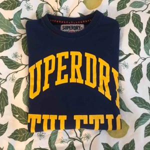  - Herrstorlek S, långärmad (sitter snyggt oversize på en XS-S i dam!!) Med frakt: 85 kr totalt💖 Köp fort annars skänks plagget bort