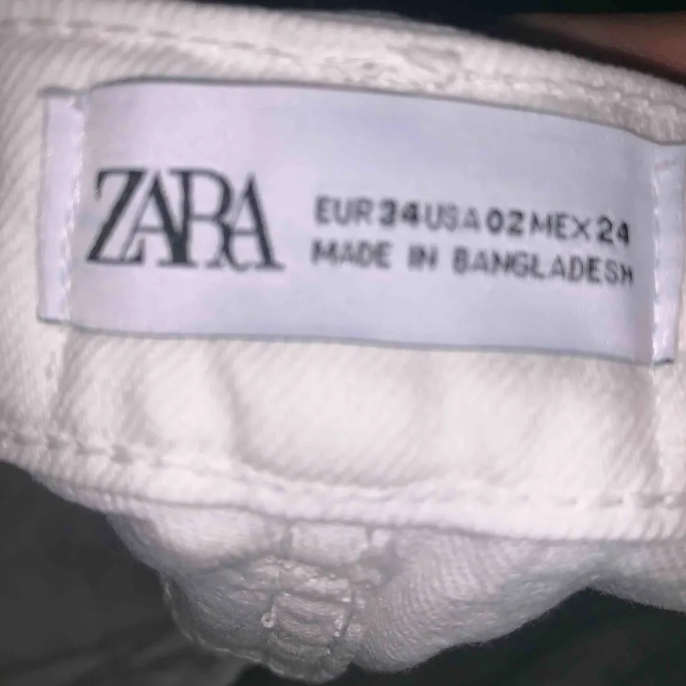 Jättefina vita croppade byxor från Zara! Är i storlek 34 men skulle säga att de passar strl. 36 också💗Säljer för att byxorna inte används och har blivit för små för mig! På andra bilden -defekt som är på byxans vänstra lår & syns bara om man letar!. Jeans & Byxor.
