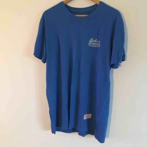 T-shirt  - T-shirt från Baker skateboards.  Köpt för många år sen men sparsamt använd. Finns för upphämtning i Nyköping , kan även skickas där mottagaren står för frakt 