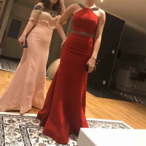  - Röda klänningen: 2 delar, passar i storlek 34&36. Ny pris 2000kr säljer för 500kr: använd 2 gånger Rosa klänningen 34-36. Ny pris 2800 säljer för 1000kr Använd bara 1 gång 