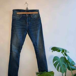Aldrig använda kvalitet jeans från Nudie i storlek W28 L30. Inköpta för 1400kr i höstas, men kom aldrig till användning, tyvärr. Jeansen är unisex och passar både kvinnor och män. 