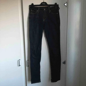  - Mörblå jeans från Crocker. De har ett hål vid insida lår, som lätt går att sy!