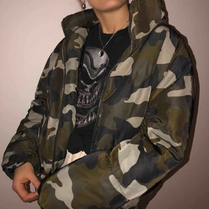  - Vinterjacka i kamouflage! Jättevarmt och skön och perfekt längd för att få en fin midja. Jag är 170 och har normalt S/XS och jackan är 42 men passar mig som en smäck! 