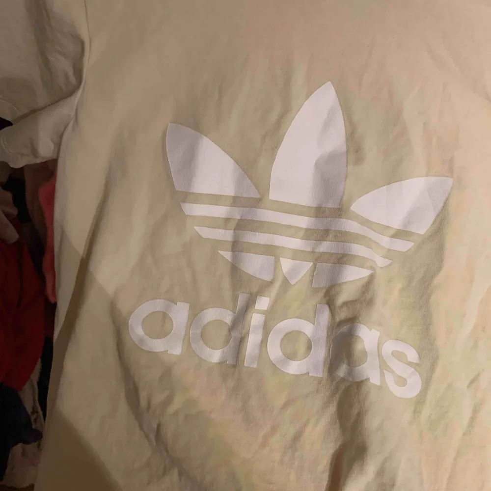 Adidas tröjja. T-shirts.