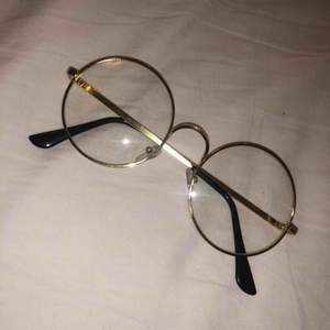 Guldiga runda glasögon utan styrka Frakt 9kr