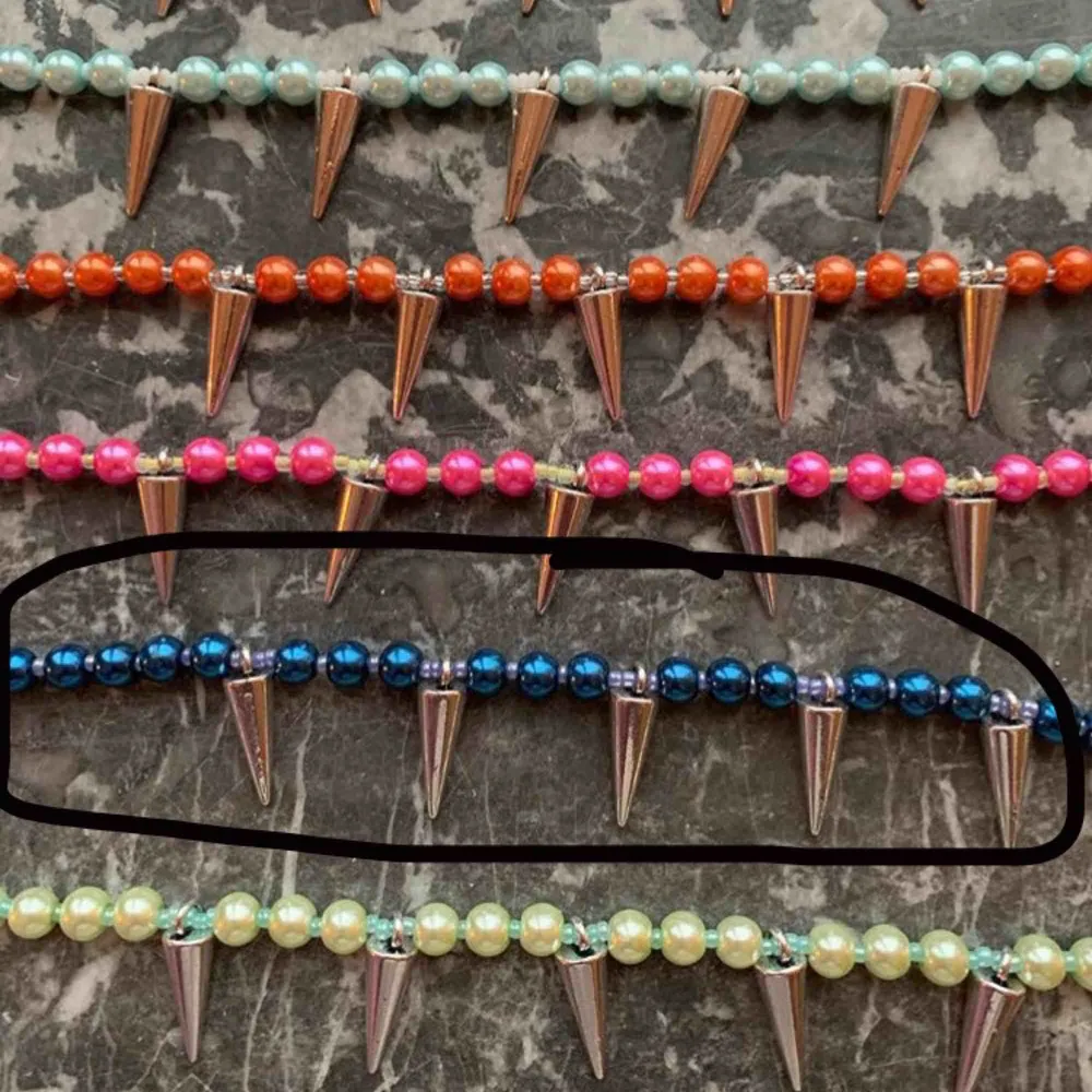 Ett jättecoolt halsband från lazzilei på instagram:) köptes för ett tag sen men har aldrig kommit till användning💜se bild två för hur det sitter på. Accessoarer.