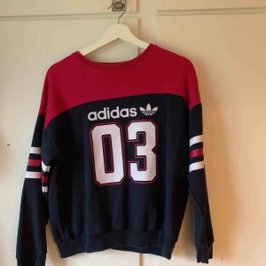  - Tröjan är i fint skick, den är marin blå och mörk rosa i färgerna, väldigt skönt material på insidan och skulle passa Xs-M