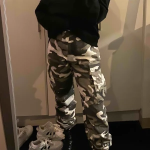  - Cargo Pants — super mjukt material och sitter bekvämt, skulle även kunna passa M då jag själv växlar mellan S/M 👖✨ 