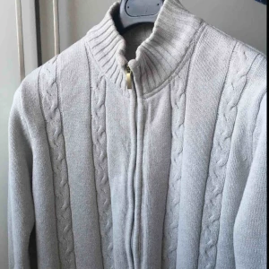  - Mysig kofta med polokrage. Varm och skön, passar perfekt till vintern. I fint skick!     Färgen är riktigt cool!     Det är en strl L (kille) på lappen men den sitter som en oversized M (tjej).