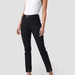  - Helt oanvända, super snygga NA-KD svarta byxor med slits