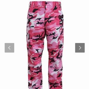  - Nypris 350kr. Helt nya rosa camo byxor med etiketten på. Byxorna är jätte fina men kom tyvärr i fel storlek som var alldeles för stor för mig och kunde inte skicka tillbaks dom och därför säljer jag dom.