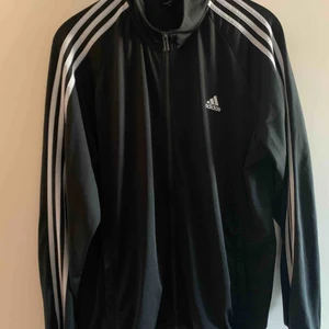  - Detta är en svart Adidas kofta storlek L. Används några få gånger och i jätte bra skick! Jag köpte den för ett halvår sen men har bara använt den 3 gånger. Pris kan diskuteras!