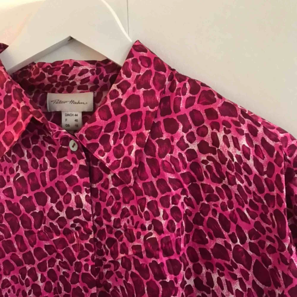 Stor rosa leopardskjorta i glänsande tyg, bra kavlite. Skjortor.