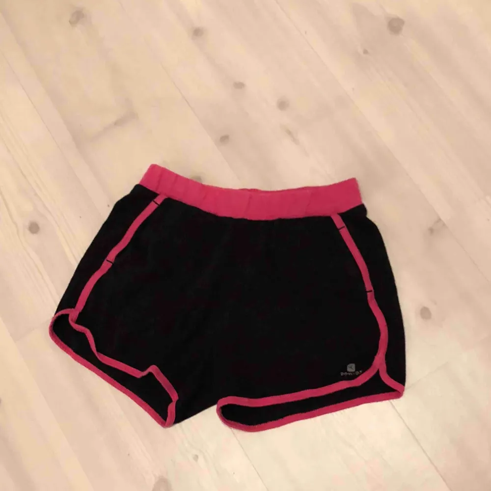 Svarta shorts med rosa detaljer. Köparen står för frakten, möts upp i Stockholm City eller Huddinge . Shorts.