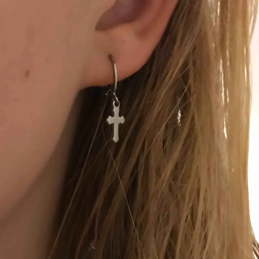 Säljer örhängen som jag gjort själv, ett par med stjärnor och ett par med kors, ringen som går igenom örat är nickelfri. Dem som jag har på mig är mina egna, säljer inte dem.. Accessoarer.