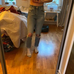  - Byxor som är använda Max 3ggr storlek 34 har i vanliga fall 36!! Köpta i Italien på zara för 700kr   Kan mötas i Örebro eller Linköping, kan även skicka! 