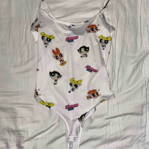  - Superfin bodysuit med the powerpuff girls på. Aldrig använd. Säljs då det inte är i min stil. Frakt ingår ej.