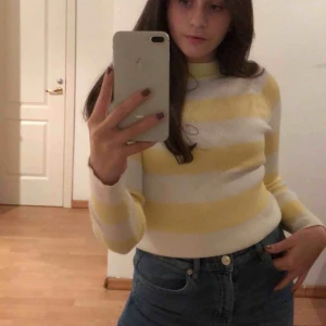  - Säljer denna supersöta långärmade polotröja från Bikbok! Storleken är L men jag skulle säga att den är mer åt M hållet eftersom att passformen sitter lite tajtare! 