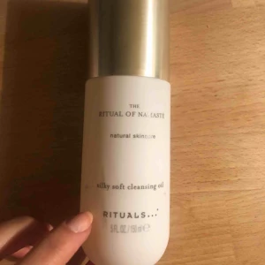  - Sminkborttagning i oljeformat från Rituals, använt 1/3 av flaskan men ville nu testa en ny. Sjukt bra och återfuktande nu under vintern.