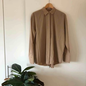  - Silkesskjorta från J.Lindeberg. Superfint material och skick! 