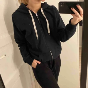  - Svart tjocktröja med vita detaljer🖤