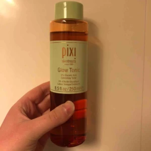  - Glow tonic från Pixi. Enbart använt lite av den. Frakt tillkommer. Nypris: 299kr