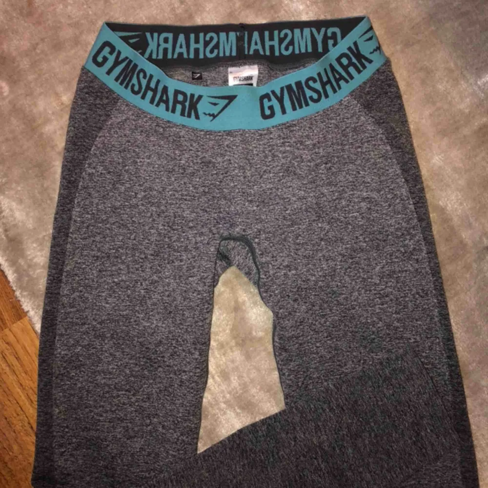 Helt nya och oanvända gymshark träningstights. Köpte två st i olika Strl och dessa var för stora för mig därför jag säljer. 550kr nypris på hemsidan.. Jeans & Byxor.