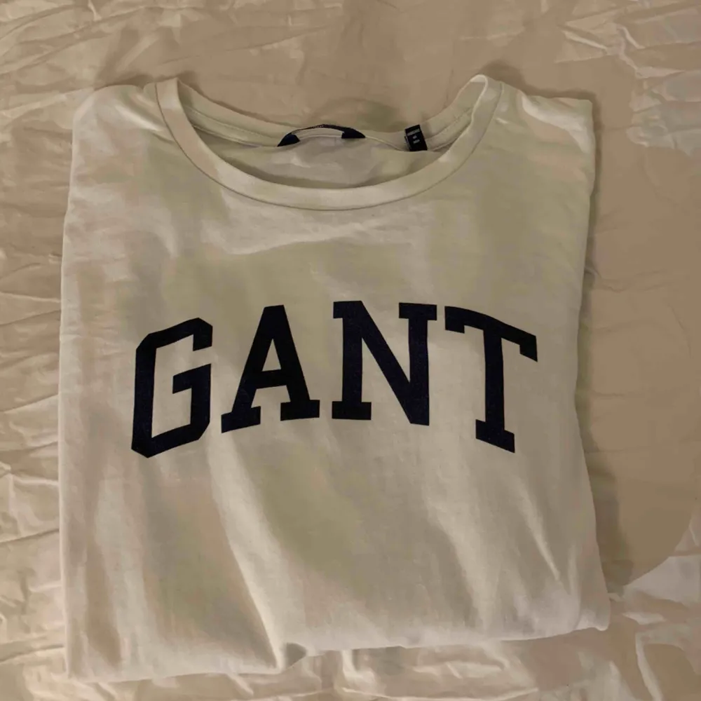 Säljer denna fina Gant tröja i stl XS! Tröjan är köpt på NK här i Stockholm. (Fick den på min födelsedag för något år sen!) Använd 3 gånger, säljer då jag inte använder den längre! Är i mycket bra skick! 200kr ink frakt eller mötas i Stockholm!. Tröjor & Koftor.