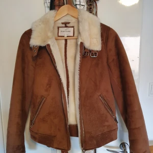  - super fin mocka jacka från River Island. Har knappt använd så den är som ny!!! köpte den för 600kr och säljer eftersom det ej riktigt är min stil längre... sjukt bra kvalité och supervarm  Möts upp i Stockholm eller Lund 