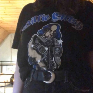  - säljer nu min andra billie eilish t-shirt då jag inte använder den längre. den är i bra skick!  texten och andra små detaljer är glittriga 💖