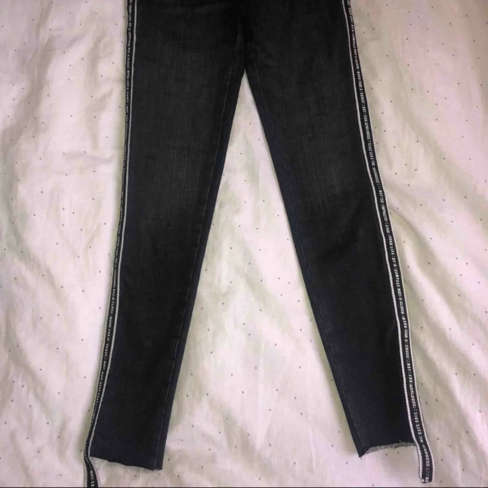 Helt oanvända svarta jeans men revär från bikbok, dock är lappen borttagen. Nypris 599kr.. Jeans & Byxor.