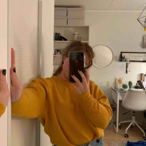  - Extremt skön tröja från Zara! Nästan aldrig använd så är som ny! Fin gul färg nu till våren och skulle säga att en S,M och L kan använda den för den är så stretchig. Frakten betalar köparen❤️