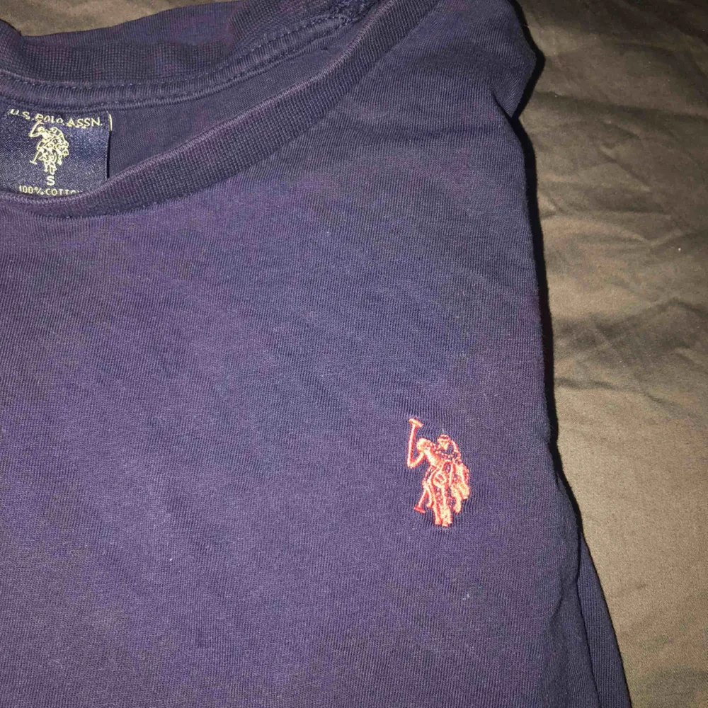 Använd t-shirt från Ralph Lauren i marinblått. Skickas mot frakt.. T-shirts.