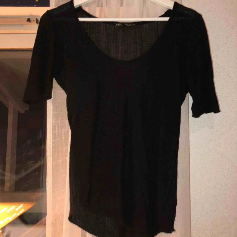 Fin, svart ribbad T-shirt från zara. Köptes i somras, endast använd 1 gång. Längre ärmar än på vanliga t-shirts. Fin passform, bra basplagg. Toppar.
