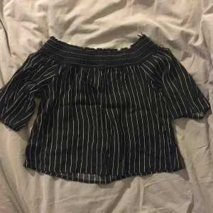  - Svart och vit randig offshoulder T-shirt. Bra skick även om den är använd. Funkar till det mesta👍🏼🌼