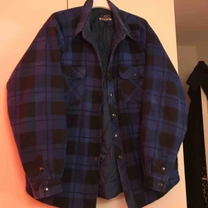  - Asball blårutig jacka i begagnat skick, 280kr inkl frakt!