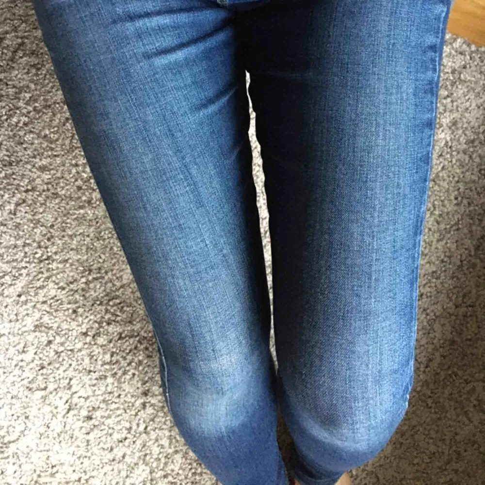Välbevarade mörkblå jeans i skinny modell. Älskar tvätten/färgen på dessa, men tyvärr så passar de mig inte längre. UK-storlek. Nypris ca 500 kr. Frakten ingår!. Jeans & Byxor.