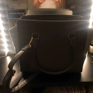  - Assnygg mörkgrå väska från don Donna. Skriv om ni vill ha fler bilder. Perfekt som skolväska, finns plats för dator, extra kläder, fack för mobil plånbok osv.