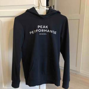 Mörkblå peak performance hoodie, nyskick. Orginalpris 899 kr. Frakt pris kan diskuteras.